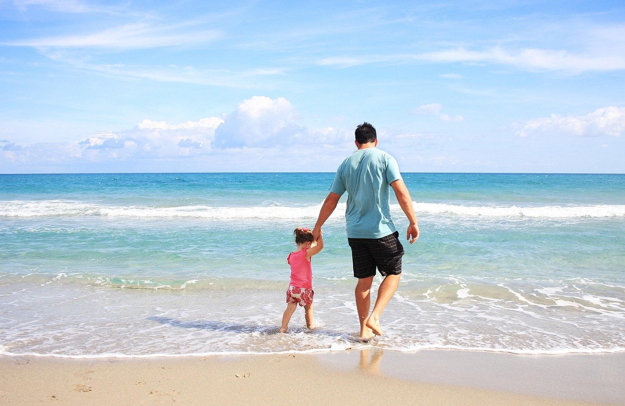 Packliste Strandurlaub für Familien: 10 Dinge, die niemand vergessen sollte